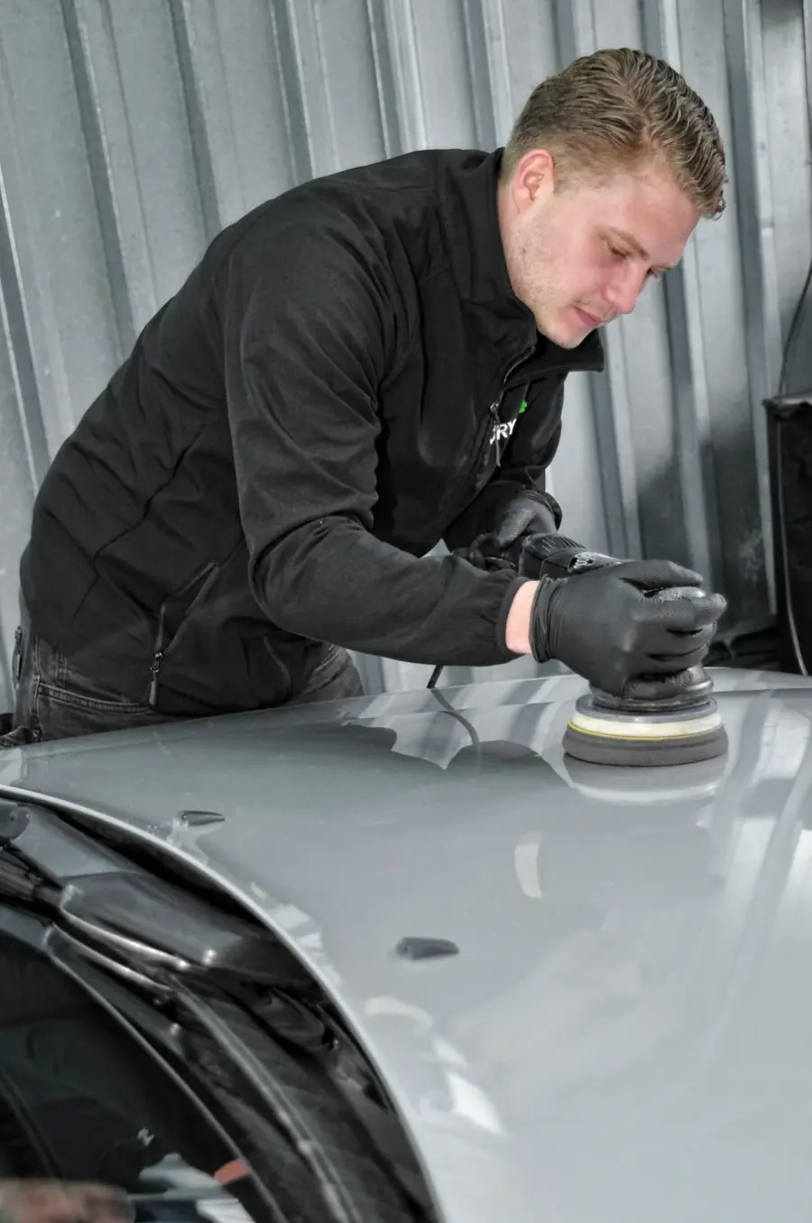 Gepflegtes Fahrzeug nach dem Detailing